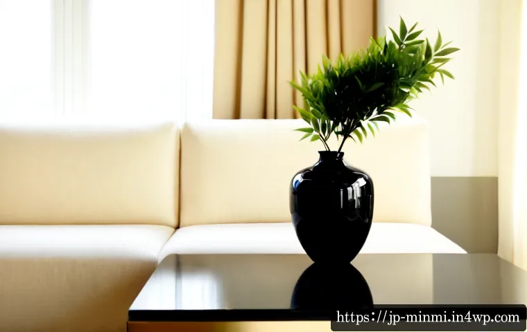미니멀리즘과 럭셔리의 조화 - Photorealistic minimalist luxury living room, sculptural cream sofa, single black marble coffee tabl...